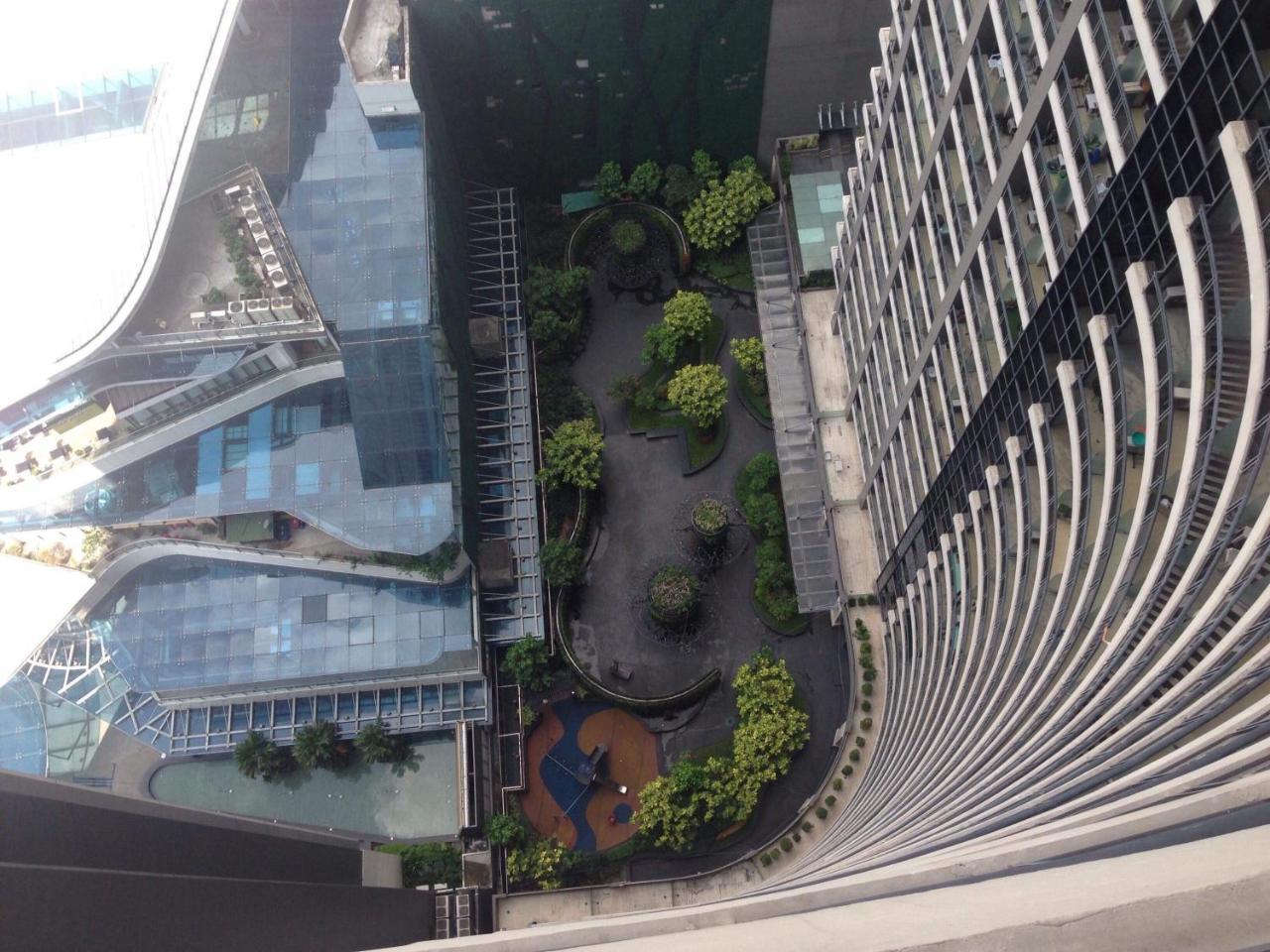 Seven Doors Aparthotels In Gramercy Makati Makati City Buitenkant foto